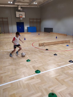 Indywidualny trening piłkarski na hali w Krakowie
